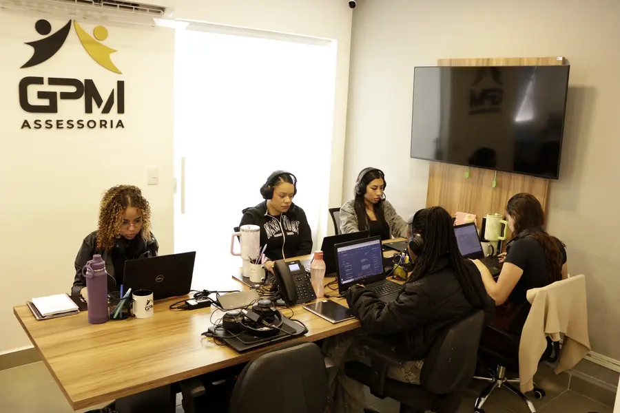 Sala do escritório da GPM com equipe em atendimento